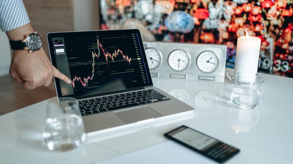 Image for What is a Dealing Desk in Forex Brokerage and What Does It Do? | Broktinger
